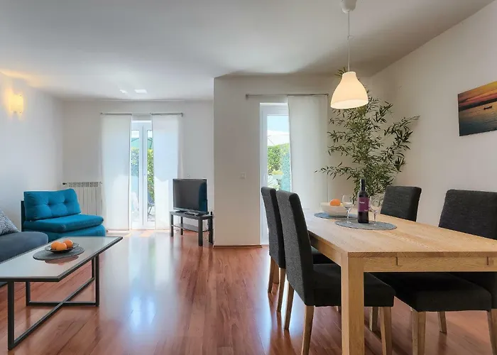 Gojak By Interhome Pula